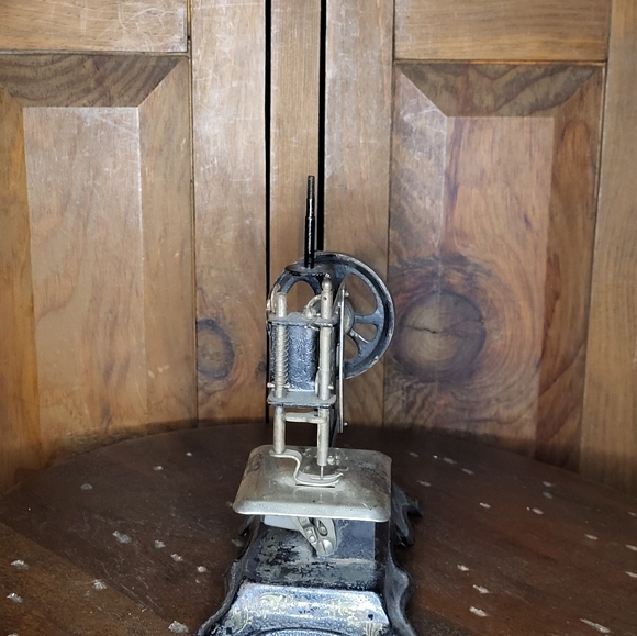 Antique Sewing Machine - Picture 12 of 14